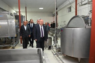 Valimiz Sn. Ali FİDAN, Kaymakamımız Sn. Alperen CELEPCİ ve Protokol üyeleri S.S. Karacaören Tarımsal Kalkınma ve Kooperatifini ziyaret ettiler.